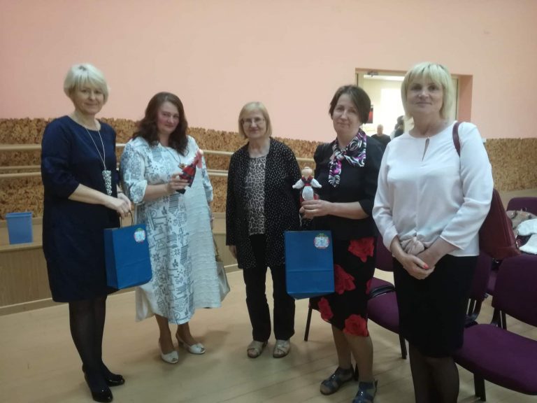 2019-05-28 Ilgakiemio mokykloje vykusioje tarptautinėje tvarumo konferencijoje Žaliosios gamtos mokyklos direktorė Jolanta Lipkevičienė skaitė pranešimą, pripažintą naudingiausiu. Jolanta Lipkevičienė, Aušra Gužauskienė, Ona Monkevičienė žalioji Gamtos Mokykla Jolanta Lipkevičienė