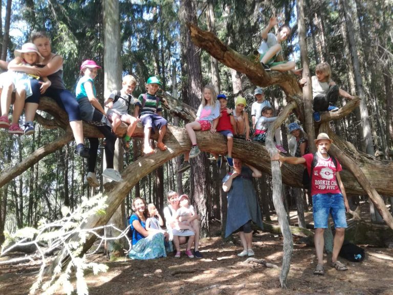 Valdorfo pedagogika: kaip vaikai natūraliai išmoksta skaityti patys – be spaudimo, per žaidimą, fantaziją, kalbą ir judėjimą. Patarimai tėvams. skaitymas, žalioji gamtos mokykla