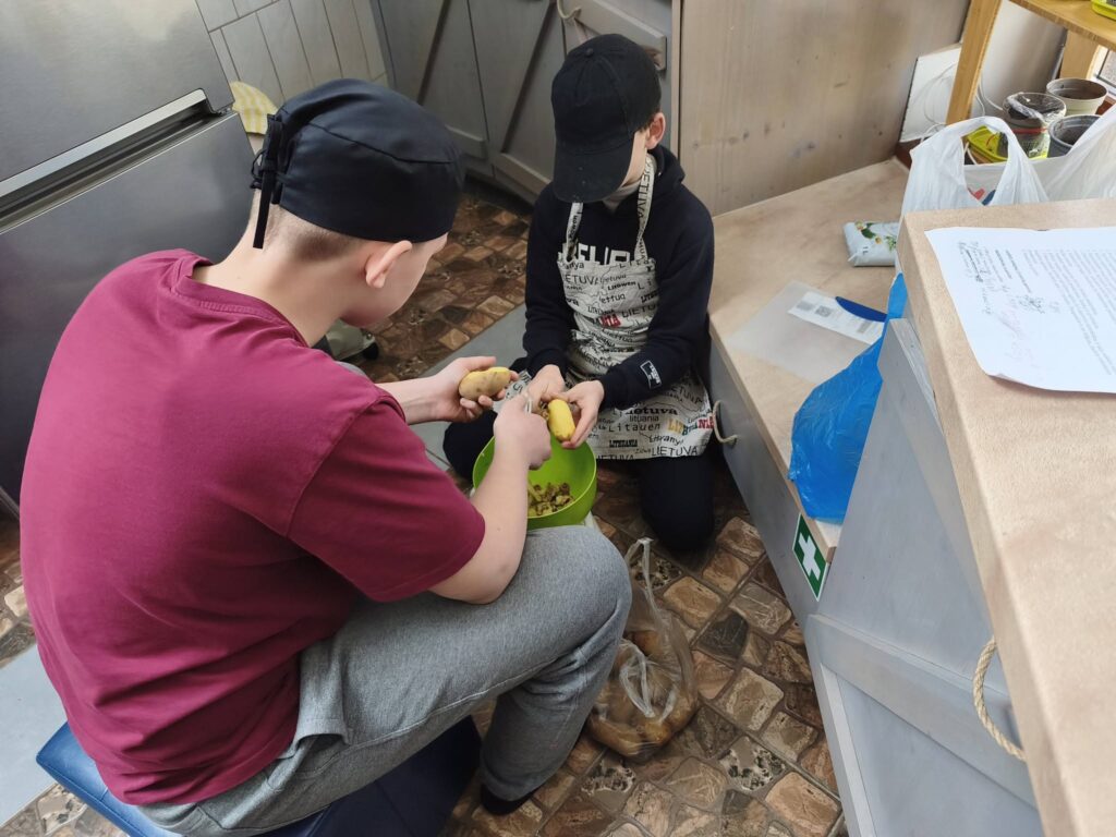 Žaliosios gamtos mokyklos vaikai kartu ruošia pietus ir mokosi praktinių gyvenimo įgūdžių