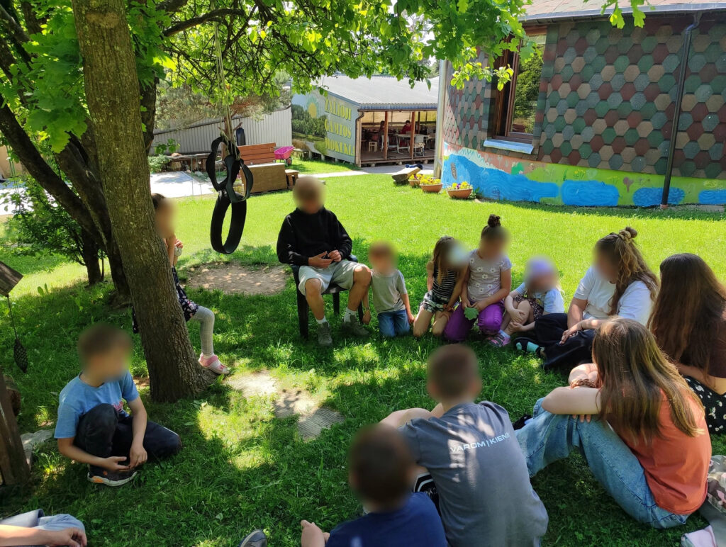 Vaikai mokosi ir bendrauja lauke Žaliojoje gamtos mokykloje Kauno rajone